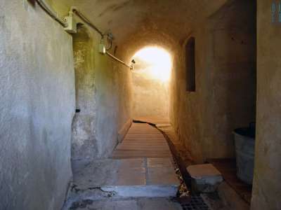 Una volta scesi ci addentriamo nella prima delle tre gallerie scavate per permettere il passaggio nei bottini